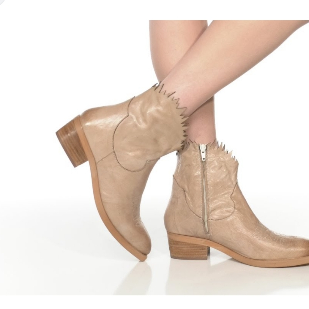 NWOT ROAN by Bed Stu Diabolical Pull on Ankle Boots Size 8.5